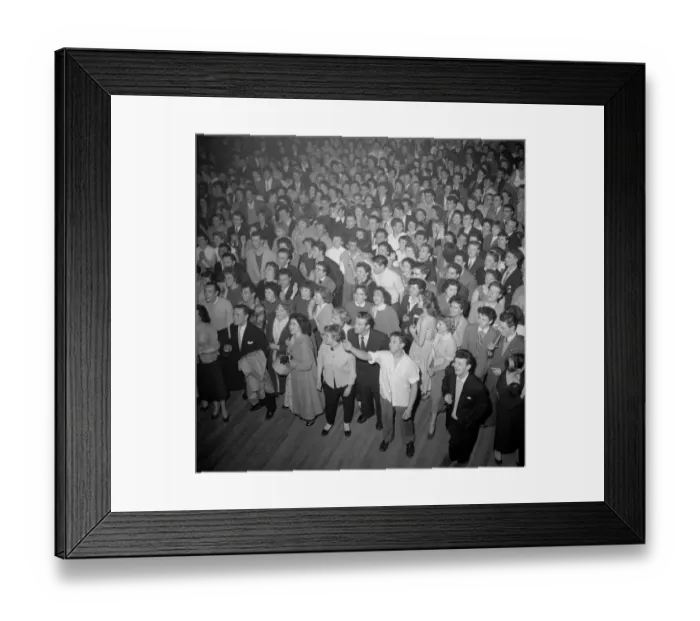 Framed Print : Crowds of teenagers attending the Daily Mirror Party at Hammersmith Palais in London