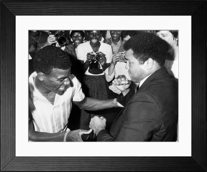 Framed Print : Boxing legend Muhammad Ali visited Coventry and was greeted by astonishing scenes of Framed Print : Boxing legend Muhammad Ali visited Coventry and was greeted by astonishing scenes of