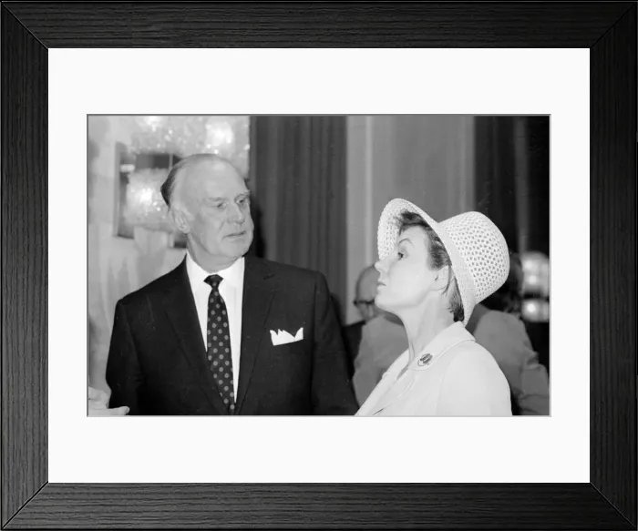 Framed Print : Chairman of the Reed Group Mrs T Ryder seen here in conversation with Labour MP Framed Print : Chairman of the Reed Group Mrs T Ryder seen here in conversation with Labour MP