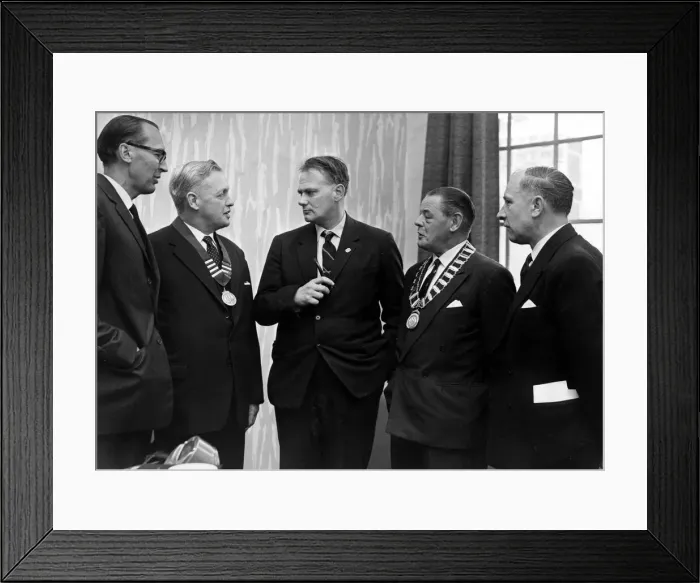 Framed Print : Sir Alfred Herbert annual Memorial lecture, Coventry Theatre, Coventry. L-R: Mr. R