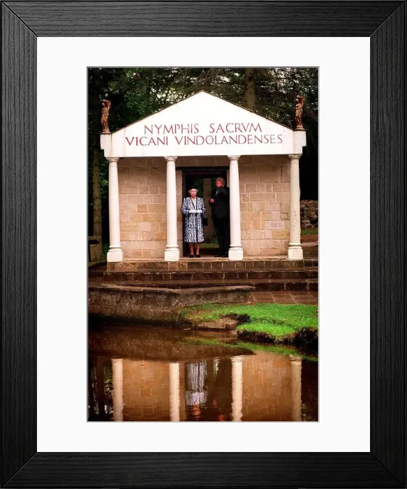 Framed Print : Queen Elizabeth II visits Vindolanda Roman Fort, Hadrians Wall. 20th May 1998 Framed Print : Queen Elizabeth II visits Vindolanda Roman Fort, Hadrians Wall. 20th May 1998