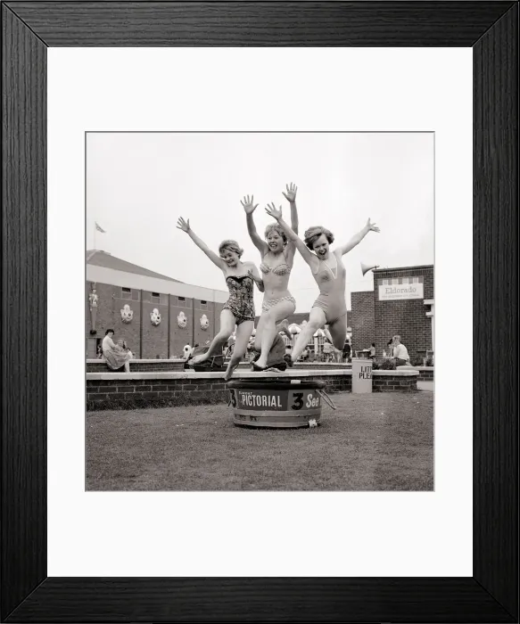 Framed Print : Women taking part in a Sunday pictorial sponsored Tub Race at Butlins Holiday Camp