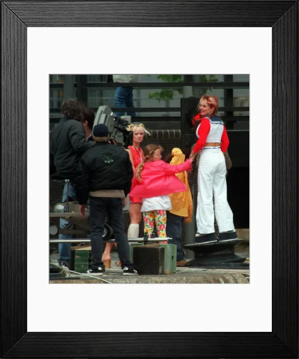 Framed Print : Pop Group Spice Girls Members Geri and Emma filming in London Docklands for their new Framed Print : Pop Group Spice Girls Members Geri and Emma filming in London Docklands for their new