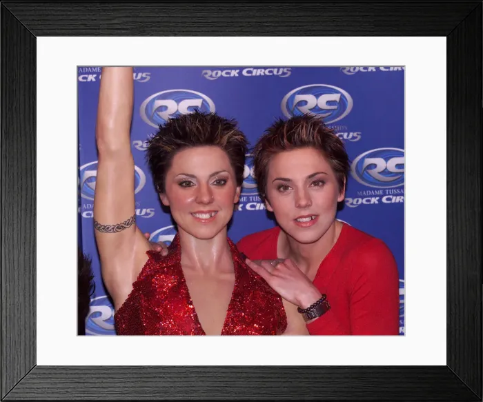 Framed Print : Mel C December 1999 of the Spice Girls with her waxwork in Madam Tussauds Framed Print : Mel C December 1999 of the Spice Girls with her waxwork in Madam Tussauds