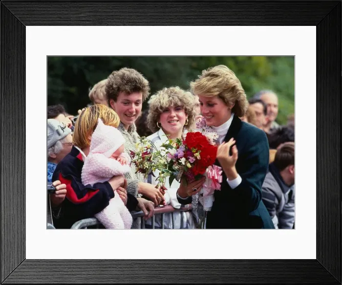 Framed Print : Princess Diana, Princess of Wales, meeting the crowds on a visit to Dundee, Scotland Framed Print : Princess Diana, Princess of Wales, meeting the crowds on a visit to Dundee, Scotland