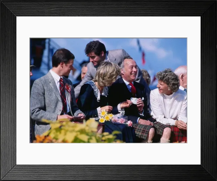 Framed Print : Princess Diana, Princess of Wales, handing over a pound note she found at Rothesay Framed Print : Princess Diana, Princess of Wales, handing over a pound note she found at Rothesay