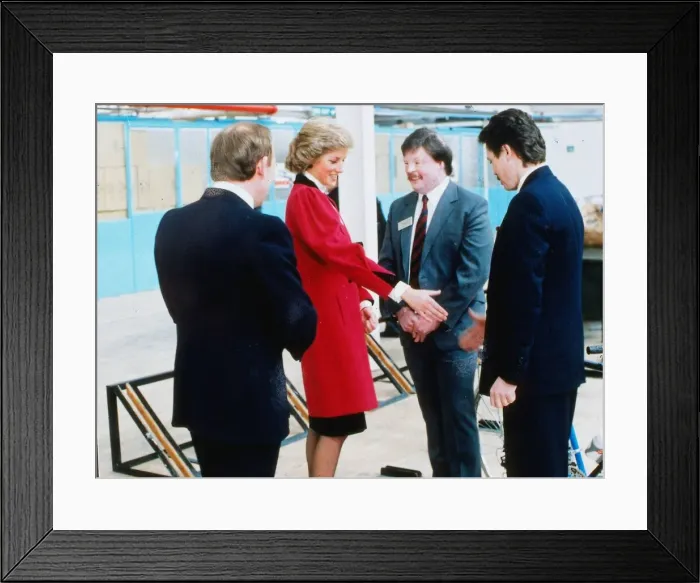 Framed Print : Princess Diana meets Falklands veteran Simon Weston during her visit to the market town