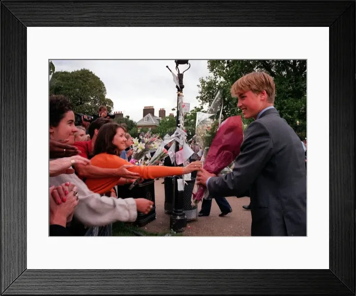 Framed Print : Princess Diana Death 31 August 1997 Prince William reaches out to crowd at Kensington Framed Print : Princess Diana Death 31 August 1997 Prince William reaches out to crowd at Kensington
