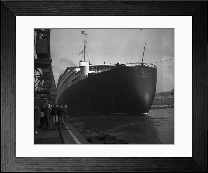 Framed Print : The Queen Elizabeth 1948 LThe huge bulk of the Queen Elizabeth prepares to leave Framed Print : The Queen Elizabeth 1948 LThe huge bulk of the Queen Elizabeth prepares to leave