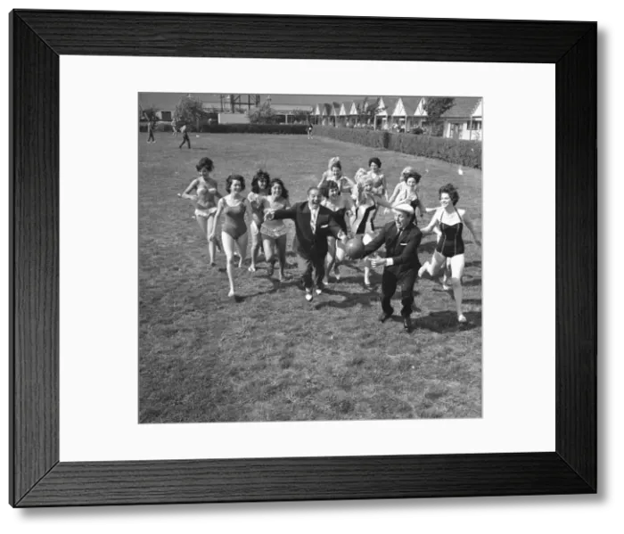 Framed Print : Sunday pictorial beach contest at Weston Super Mare. Johnny Ladd in the arms of