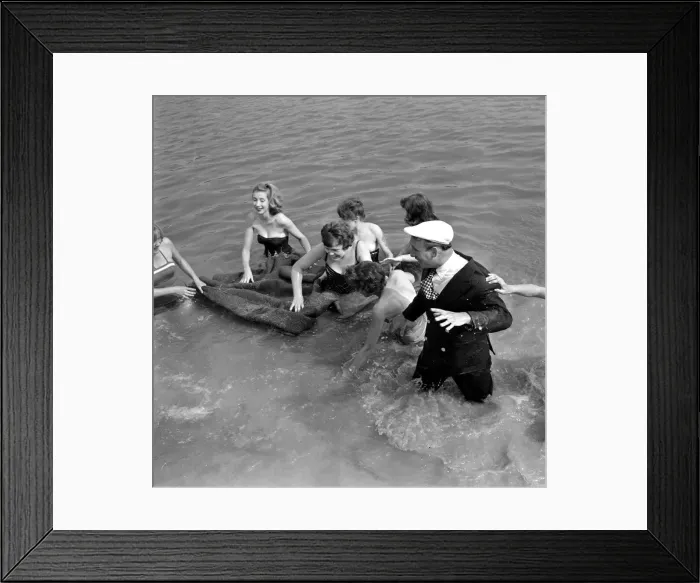 Framed Print : Holiday makers swimming at Ruislip Lido. 1st July 1960 Framed Print : Holiday makers swimming at Ruislip Lido. 1st July 1960