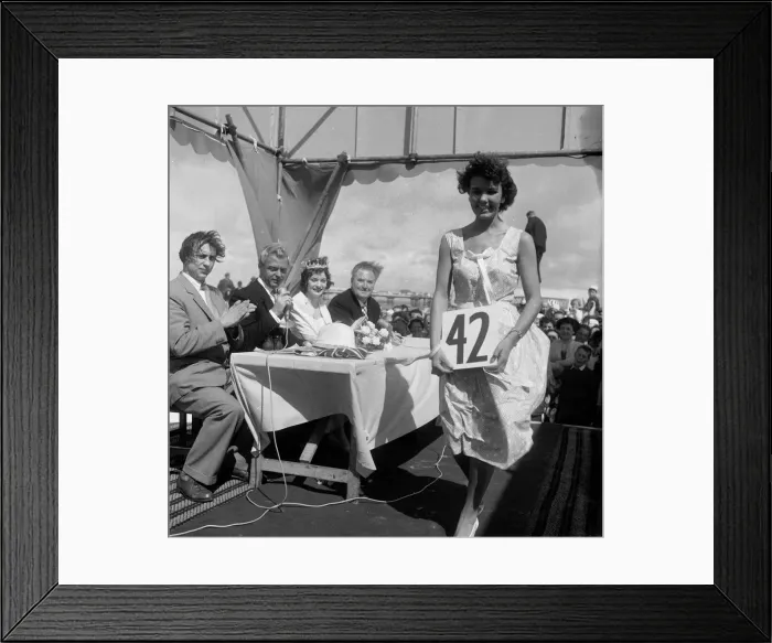 Framed Print : Beauty competition contestant, Blackpool. 5th August 1958 Framed Print : Beauty competition contestant, Blackpool. 5th August 1958
