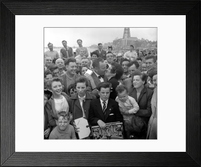 Framed Print : Holidaymakers at Blackpool 5th August 1958 Framed Print : Holidaymakers at Blackpool 5th August 1958