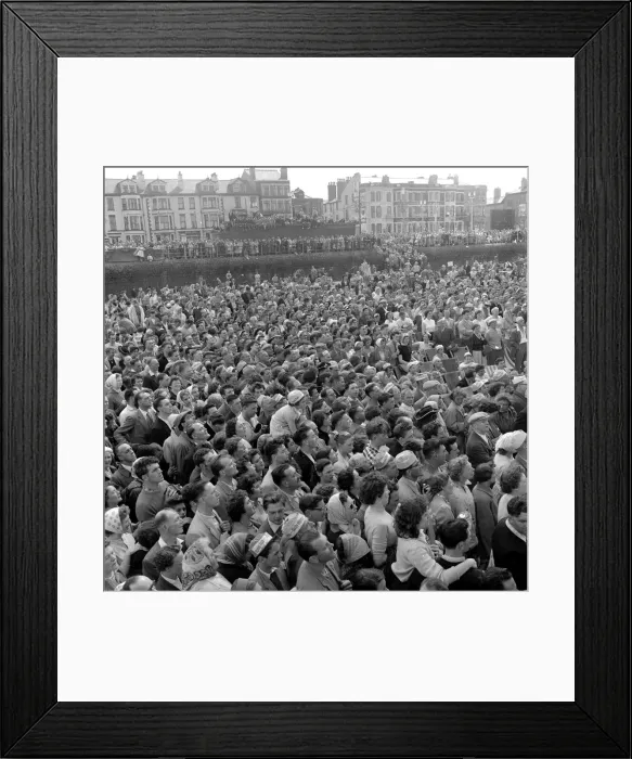 Framed Print : Crowds of holidaymakers at the beach and on the seafront at Blackpool Framed Print : Crowds of holidaymakers at the beach and on the seafront at Blackpool