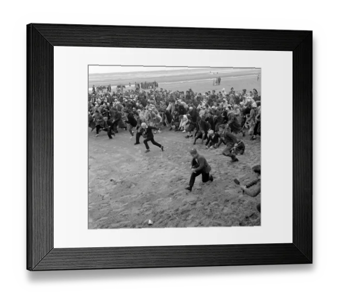 Framed Print : Children racing along the beach at Blackpool 5th August 1958 Framed Print : Children racing along the beach at Blackpool 5th August 1958