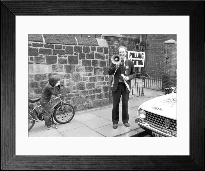 Framed Print : An audience of... er... not many. Gordon Adams Labour candidtate in the Euro-Elections Framed Print : An audience of... er... not many. Gordon Adams Labour candidtate in the Euro-Elections