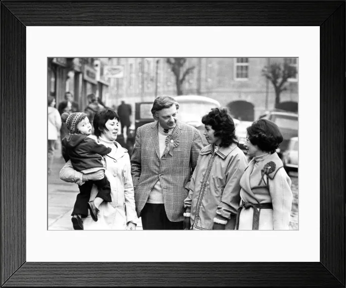 Framed Print : Donald Hardie and his wife Sally (right) talkt to Mrs Kathleen Pendleton Framed Print : Donald Hardie and his wife Sally (right) talkt to Mrs Kathleen Pendleton