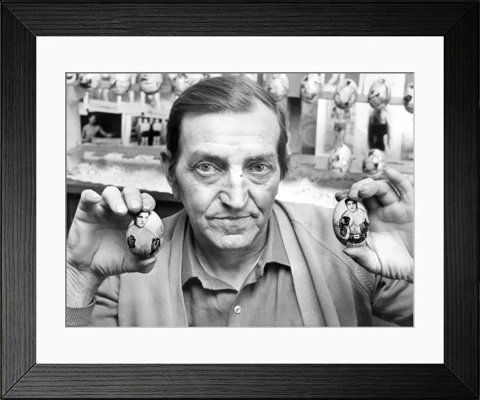 Framed Print : Egg man'Jack Craig holds up two of his portraits of former heavyweight boxing