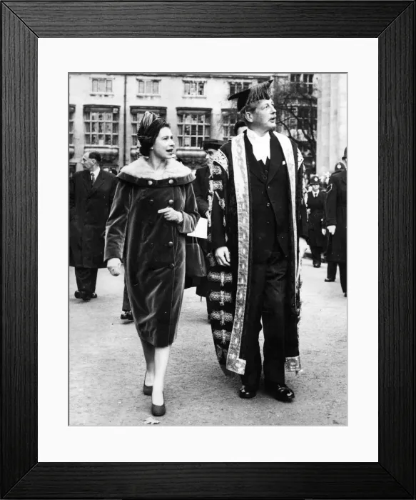 Framed Print : Queen Elizabeth II walking with Harold MacMillan along Broad Street to Trinity College