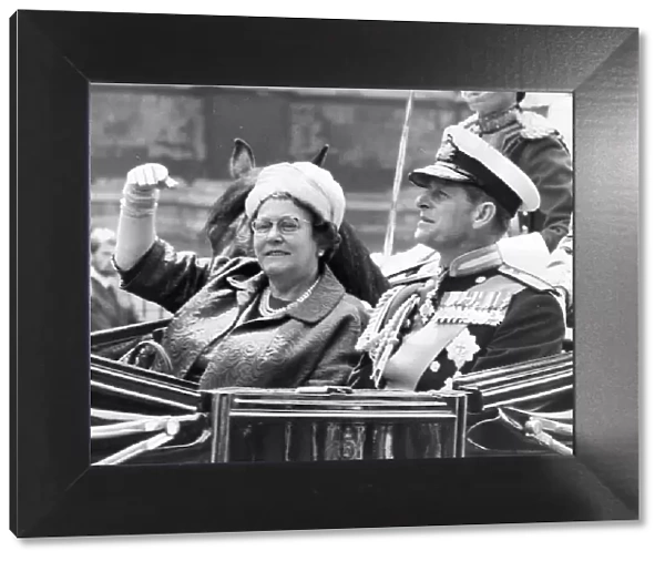Queen Elizabeth II accompanies the President of Austria Dr Franz Jonas to Buckingham