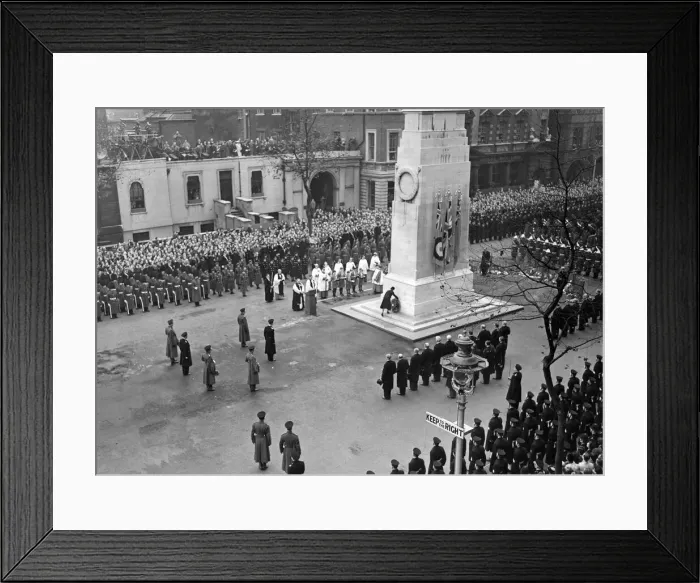 Framed Print : Queen Elizabeth II placing her wreath in the Service of Remembrance at the Cenotaph