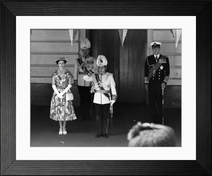 Framed Print : Queen Elizabeth with the Duke of Edinburgh pose at Buckingham Palace with Iraq Framed Print : Queen Elizabeth with the Duke of Edinburgh pose at Buckingham Palace with Iraq