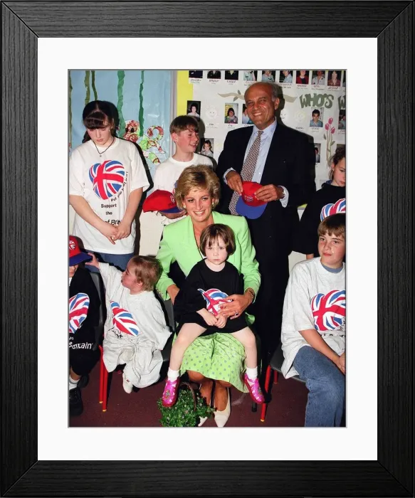 Framed Print : Princess Diana sitting with Caitlin Hines on her lap during a visit to a children Framed Print : Princess Diana sitting with Caitlin Hines on her lap during a visit to a children