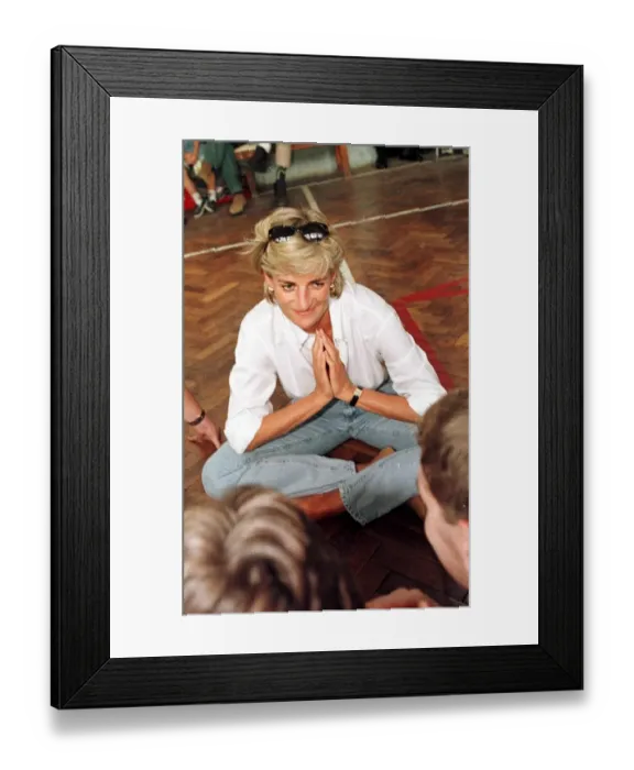 Framed Print : Diana, Princess of Wales makes a three day visit to Bosnia - Herzegovina as part of her Framed Print : Diana, Princess of Wales makes a three day visit to Bosnia - Herzegovina as part of her