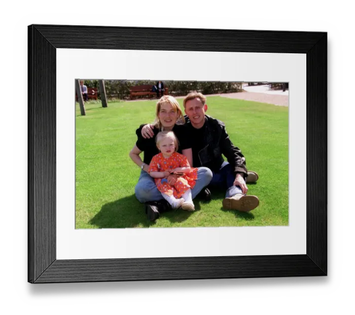 Framed Print : Kirk Brandon former pop singer with wife and daughter Siff after a judge had ruled that