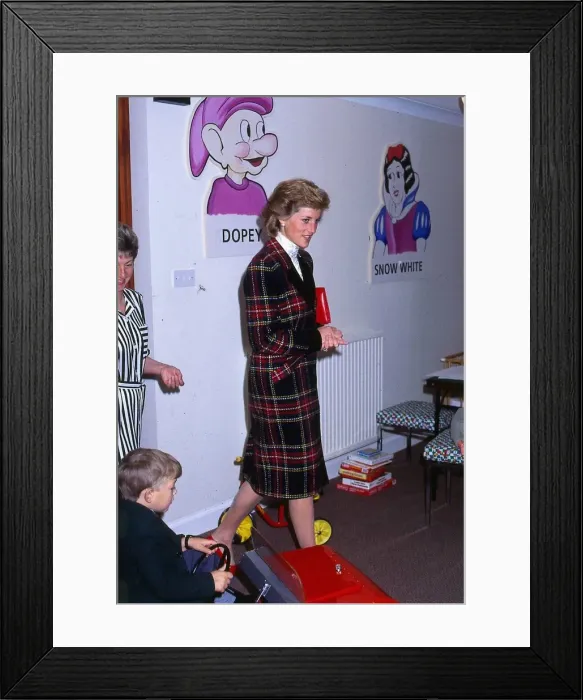 Framed Print : Princess Diana visits children suffering from leukaemia at a holiday house in Prestwick