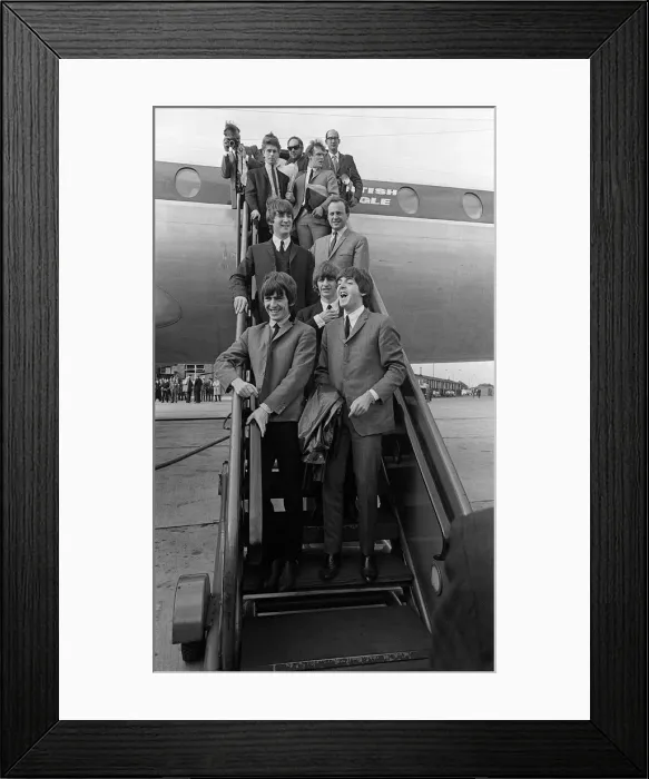 Framed Print : John Lennon, Paul McCartney, George Harrison and Ringo Starr leaving the aircraft Framed Print : John Lennon, Paul McCartney, George Harrison and Ringo Starr leaving the aircraft