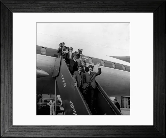 Framed Print : John Lennon, Paul McCartney, George Harrison and Ringo Starr leaving the aircraft Framed Print : John Lennon, Paul McCartney, George Harrison and Ringo Starr leaving the aircraft