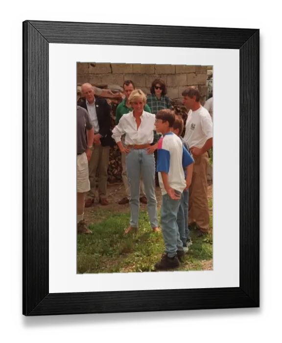 Framed Print : Diana, Princess of Wales makes a three day visit to Bosnia - Herzegovina as part of her Framed Print : Diana, Princess of Wales makes a three day visit to Bosnia - Herzegovina as part of her