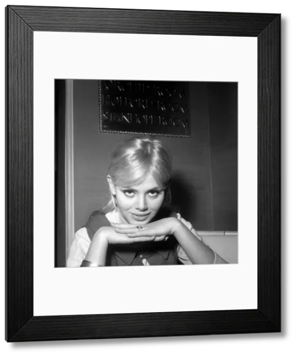 Framed Print : Jane Asher girlfriend of paul McCartney of the Beatles. 17th December 1963 Framed Print : Jane Asher girlfriend of paul McCartney of the Beatles. 17th December 1963