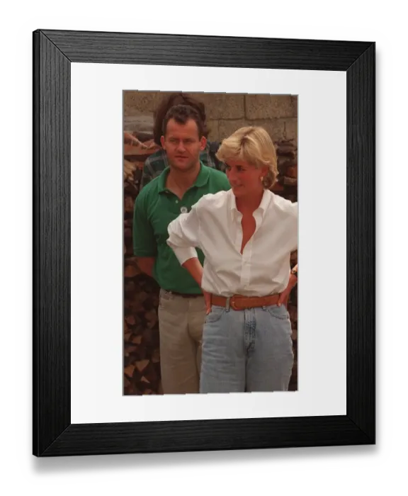 Framed Print : Diana, Princess of Wales makes a three day visit to Bosnia - Herzegovina as part of her Framed Print : Diana, Princess of Wales makes a three day visit to Bosnia - Herzegovina as part of her