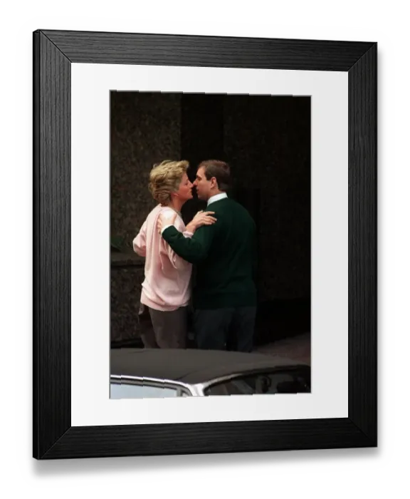 Framed Print : Princess Diana greeting the Duke of York in March 1990 outside Portland Hospital Framed Print : Princess Diana greeting the Duke of York in March 1990 outside Portland Hospital