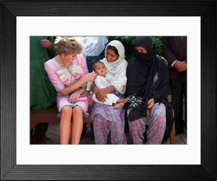 Framed Print : Princess of Wales on her solo visit to Pakistan, September 1991 Framed Print : Princess of Wales on her solo visit to Pakistan, September 1991