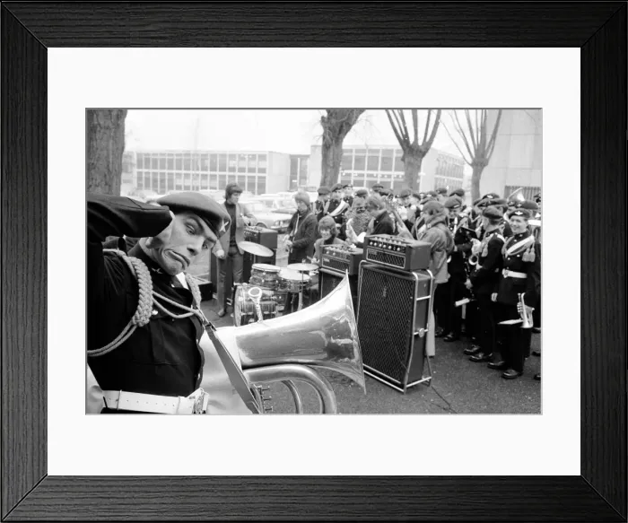 Framed Print : Dave Dee, Dozy, Beaky, Mick and Tich play a numbers while the regimental band of the 1st Framed Print : Dave Dee, Dozy, Beaky, Mick and Tich play a numbers while the regimental band of the 1st