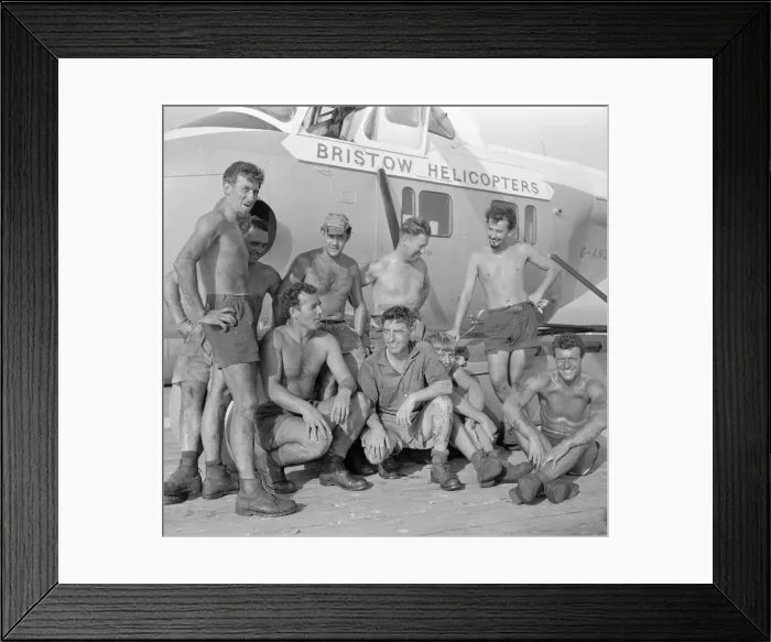 Framed Print : Roughnecks working on an oil production platform off the coast of Abu Dhabi, seen here