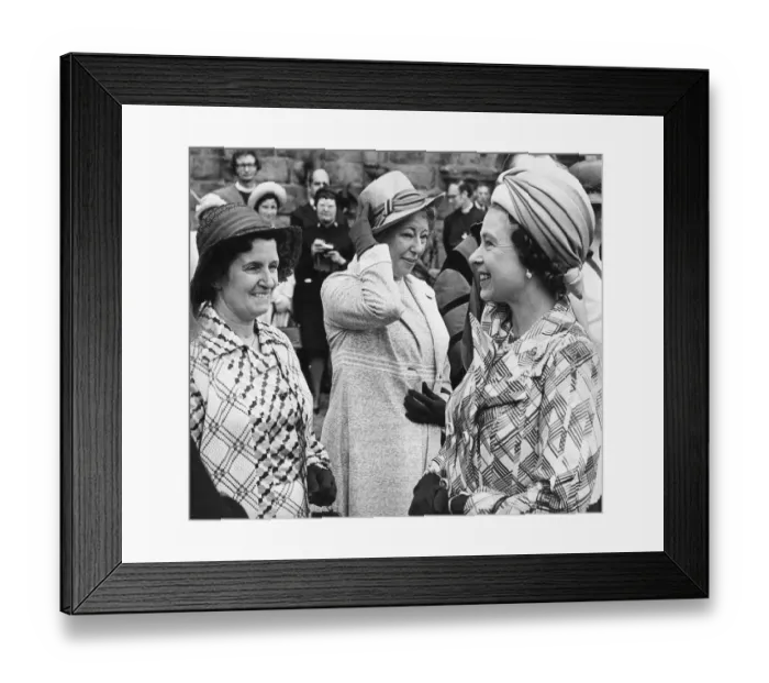 Framed Print : Queen Elizabeth II chats to Hexham Abbeys Mrs Mopp