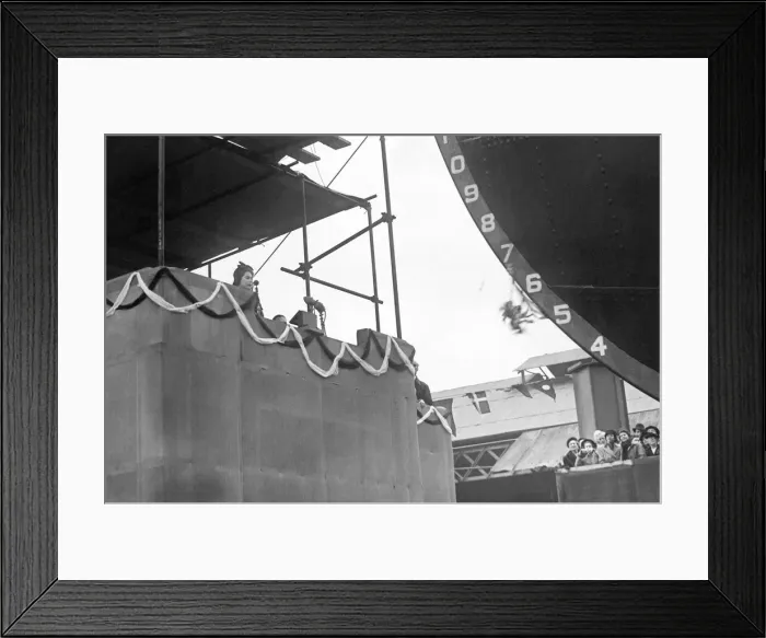 Framed Print : Queen Elizabeth II, Princess Elizabeth visiting the yard of Sir James Laing Framed Print : Queen Elizabeth II, Princess Elizabeth visiting the yard of Sir James Laing