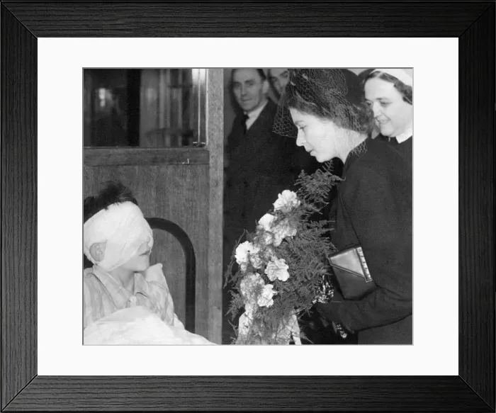 Framed Print : Queen Elizabeth II, Princess Elizabeth visits the Sunderland Eye Infirmary Framed Print : Queen Elizabeth II, Princess Elizabeth visits the Sunderland Eye Infirmary