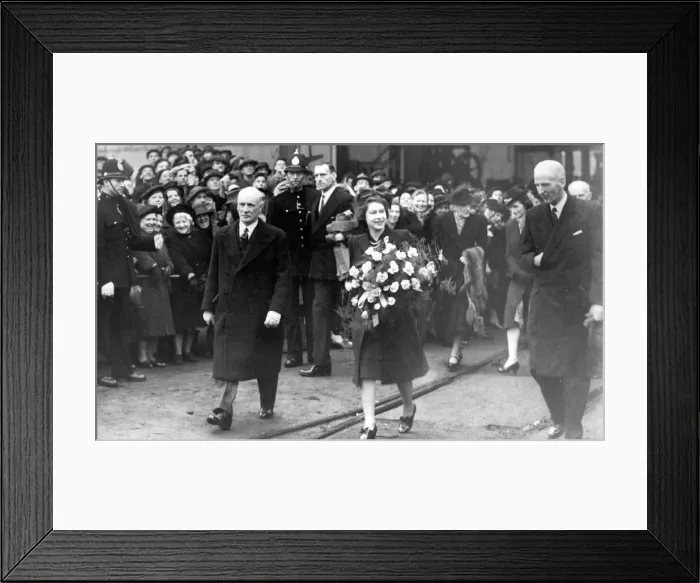 Framed Print : Queen Elizabeth II, Princess Elizabeth visiting the yard of Sir James Laing Framed Print : Queen Elizabeth II, Princess Elizabeth visiting the yard of Sir James Laing