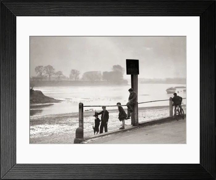 Framed Print : Children playing on the banks of the River Thames, Chiswick, London Framed Print : Children playing on the banks of the River Thames, Chiswick, London