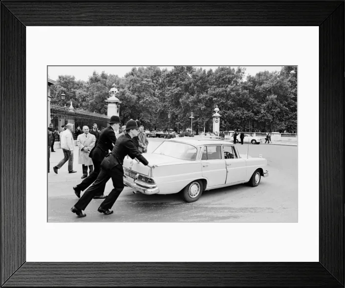 Framed Print : Police remove a Mercedes 200D car from in front of Buckingham Palace Framed Print : Police remove a Mercedes 200D car from in front of Buckingham Palace