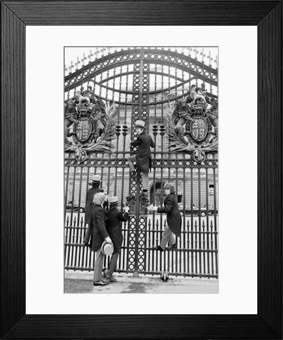 Framed Print : Pop group The Easy Beats outside Buckingham Palace after being refused entry to Framed Print : Pop group The Easy Beats outside Buckingham Palace after being refused entry to