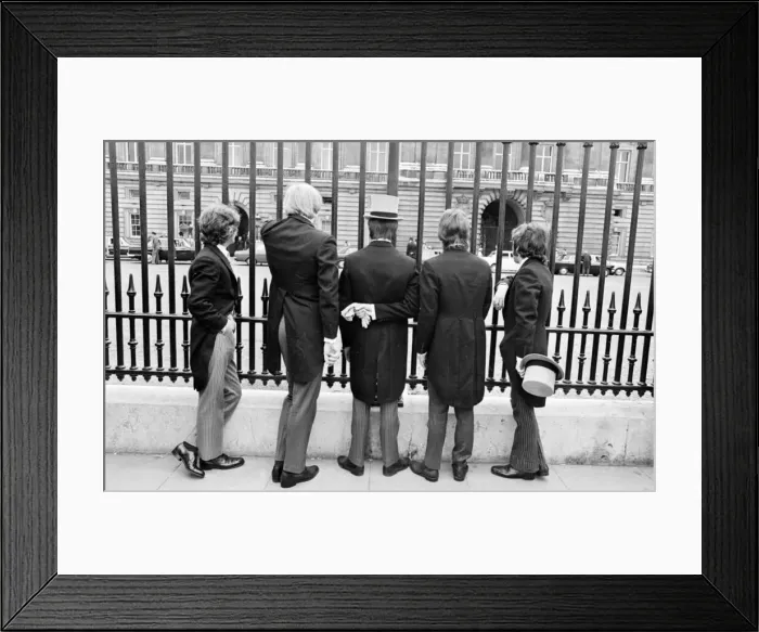 Framed Print : Pop group The Easy Beats outside Buckingham Palace after being refused entry to Framed Print : Pop group The Easy Beats outside Buckingham Palace after being refused entry to