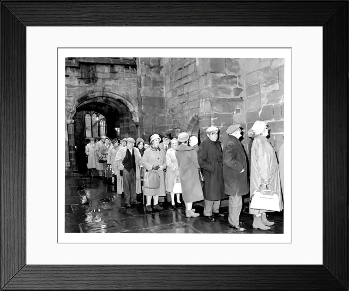 Framed Print : Seasonal goodwill and cheer began for hundreds of old age pensioners in Coventry today Framed Print : Seasonal goodwill and cheer began for hundreds of old age pensioners in Coventry today