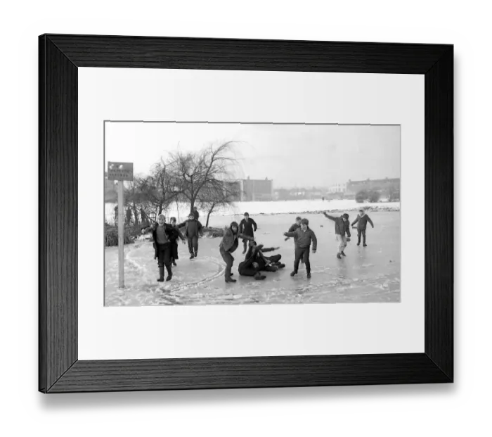 Framed Print : Young ice skaters on Quinton Pool, Cheylesmore, Coventry. 28th December 1964