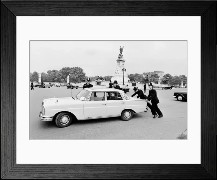 Framed Print : Police remove a Mercedes 200D car from in front of Buckingham Palace